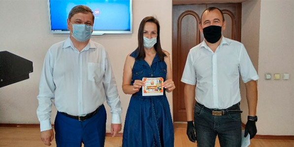 Председатель объединенного профкома органов власти и управления вручил подарочные сертификаты