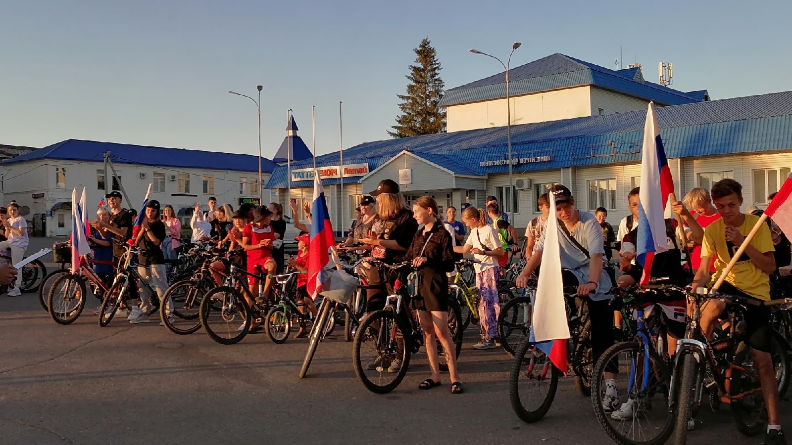 ДЕНЬ РОССИЙСКОГО ФЛАГА В МЕНЗЕЛИНСКЕ