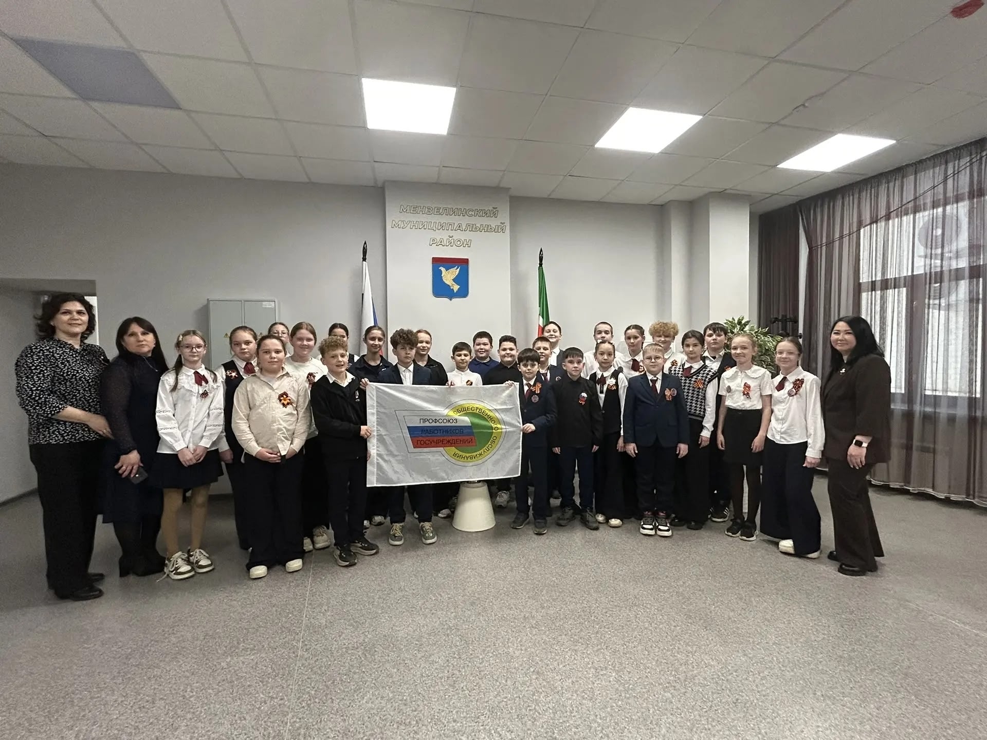 ПЯТИКЛАССНИКИ МЕНЗЕЛИНСКА ПОЗНАКОМИЛИСЬ С РАБОТОЙ РАЙОННОЙ АДМИНИСТРАЦИИ
